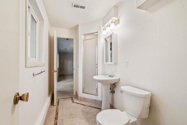 Building Photo - Spacious, well-cared for 4-bdrm/3-bath split-level—Family/laundry rooms, backyard, garage