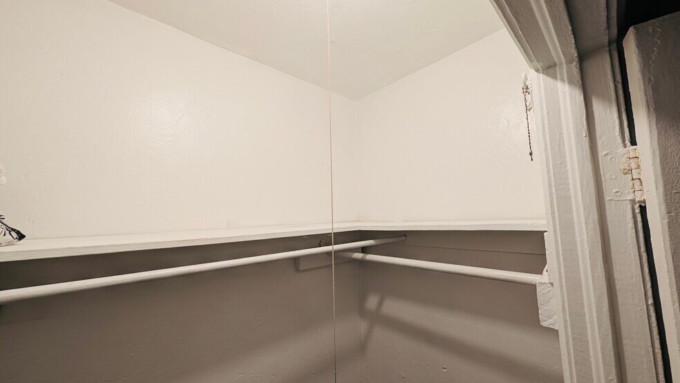 Building Photo - 1906 Rodman St