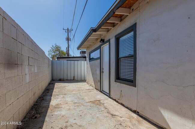 Building Photo - 723 E Sunnyslope Ln