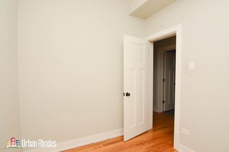 Building Photo - 629 W Oakdale Ave