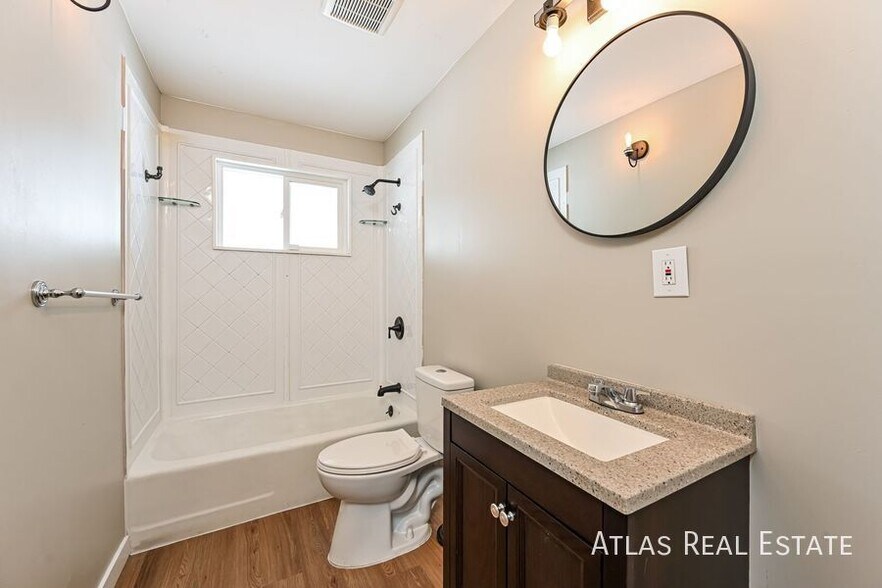 Building Photo - 916 Victor St