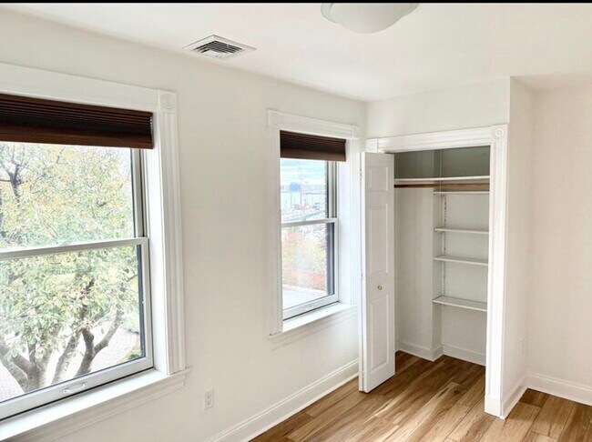 Building Photo - 6 Brigham St