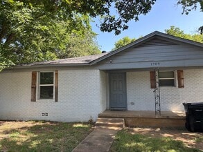 Building Photo - 1709 W Elm St
