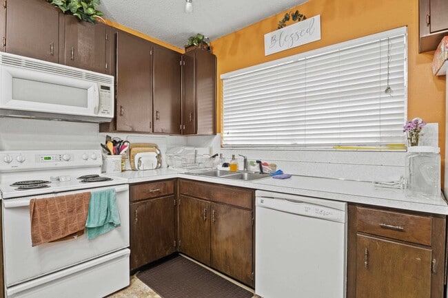 Building Photo - 204 Ruby Hubbard Way