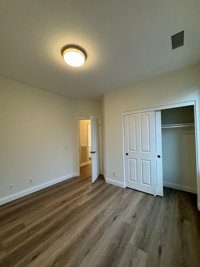 Building Photo - Modern 3 Bed | 2.5 Bath Home in Tustin Field