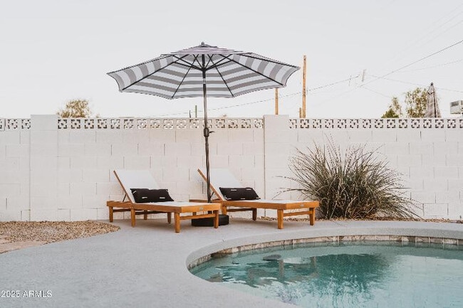 Building Photo - 8737 E Rose Ln