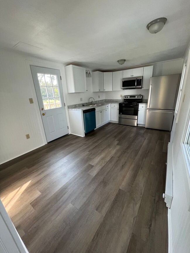 Building Photo - For Rent: Beautifully Renovated 3BR/2BA Si...