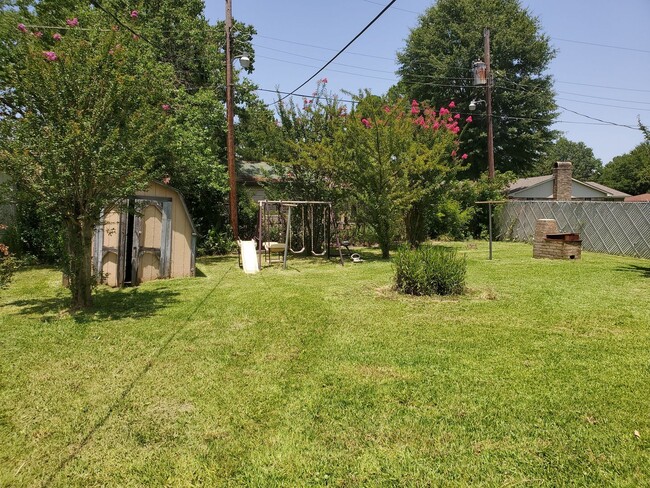 Building Photo - Four Bedroom Home in Fair Lawn Estates