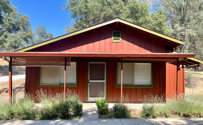 Primary Photo - Beautifully Remodeled 3 bedroom 1 bath hom...
