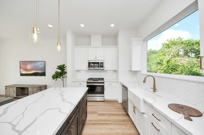 Building Photo - 2424 Harrington St