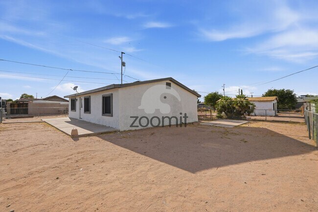 Building Photo - Welcome home to this beautifully updated 3-bedroom, 2-bathroom