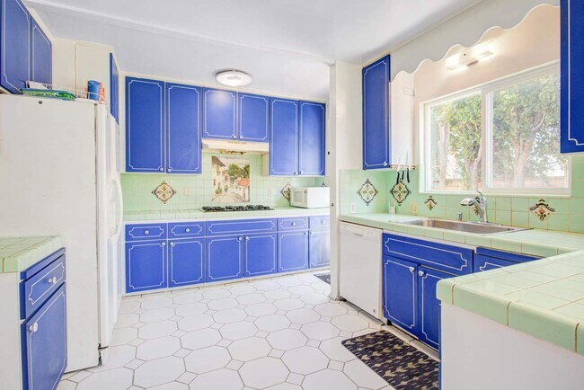 Kitchen - 2372 Overland Ave