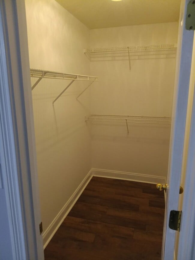 Building Photo - Knoxville 37912 - 2 bedroom, 2 bath condo with a 1-car garage - Call Lisa Vineyard and Shannon Ru...