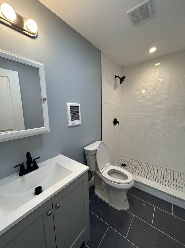Building Photo - Gorgeous 3 bedroom 1 1/2 bathroom Single F...