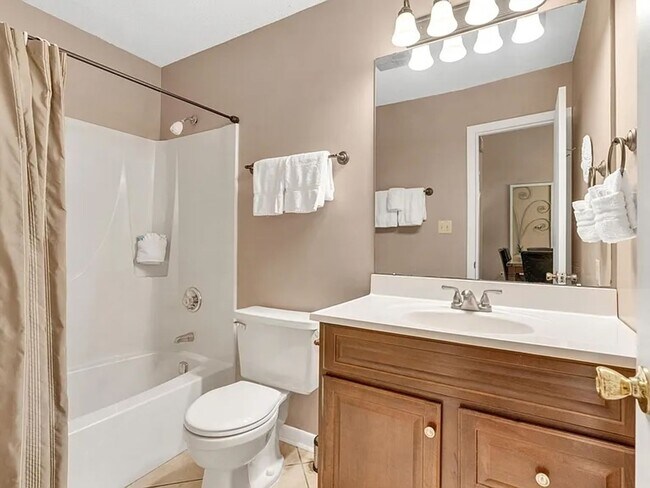 Building Photo - Beautiful Condo with Beach Front Access