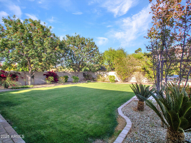 Building Photo - 6031 E Paradise Dr