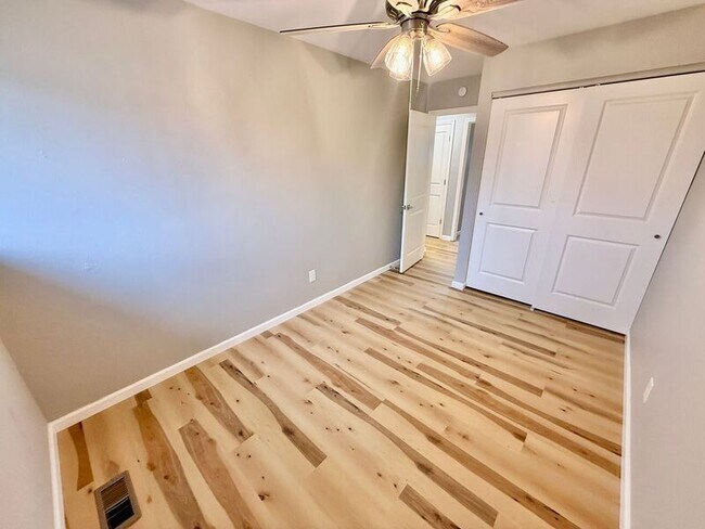 Building Photo - 204 W Wesley Dr