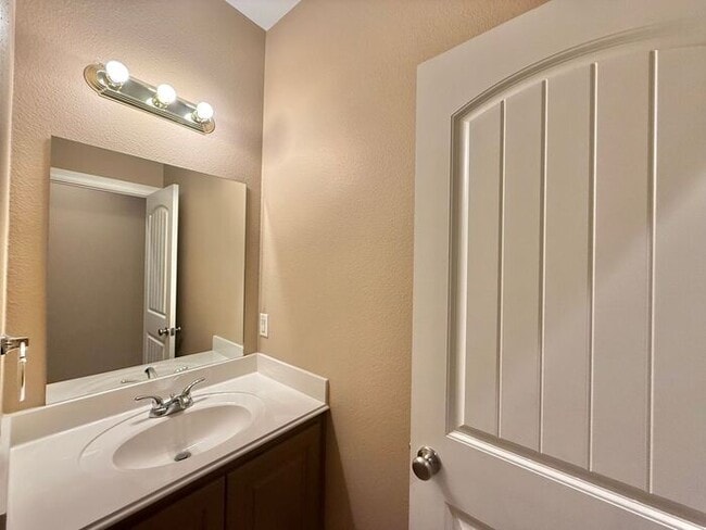 Building Photo - 4 Bedroom 3.5 Bath Duplex in East Tyler!