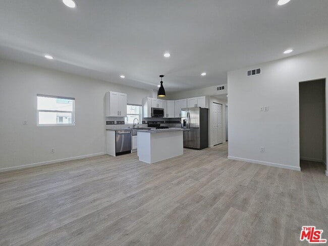Building Photo - 2826 3/4-2824 Leeward Ave