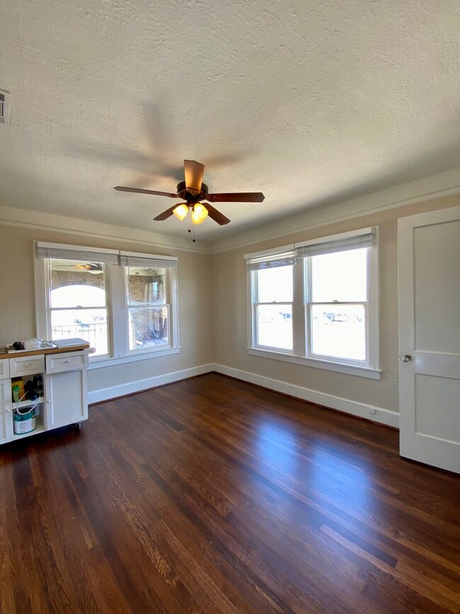 Building Photo - 2 bed/1 bath Upstairs Duplex with Private ...