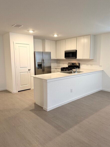 Building Photo - 3703 Oleander Pl