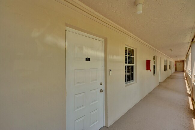 Building Photo - 545 Oaks Ln