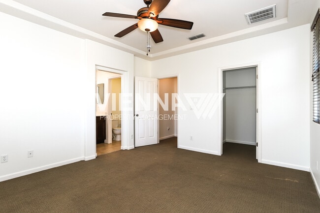 Building Photo - Beautiful Townhouse for Rent in Sacramento!