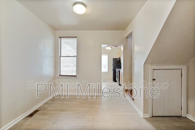 Building Photo - 118 S Locust St