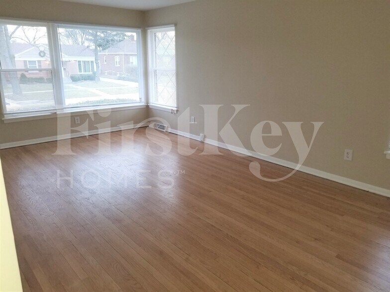 Building Photo - 1526 Mandel Ave