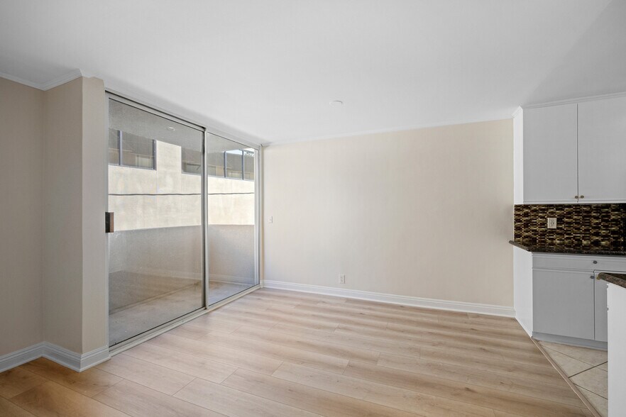 Building Photo - 14141 Dickens St