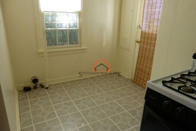 Building Photo - Charming historic 2 bedroom 1 bathroom house