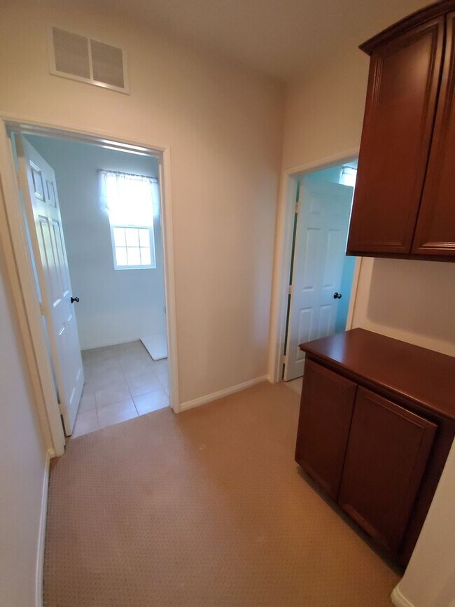 Building Photo - Spacious 3 Bedroom 3 Bath Two Story Riverp...