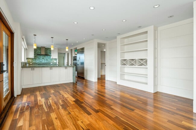 Building Photo - Beautiful Custom Built Home in Wailuku Heights, 2 Bed/3 Bath with Flex Room, Magnificent Ocean/Mo...