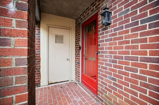 Building Photo - Spacious 2BR/2.5BA Townhouse-Style Condo in Gated Mount Pleasant Community
