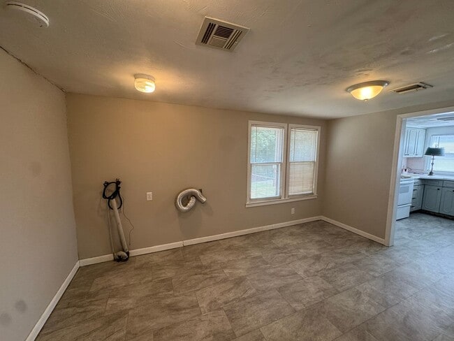 Building Photo - Charming Bungalow with space to move