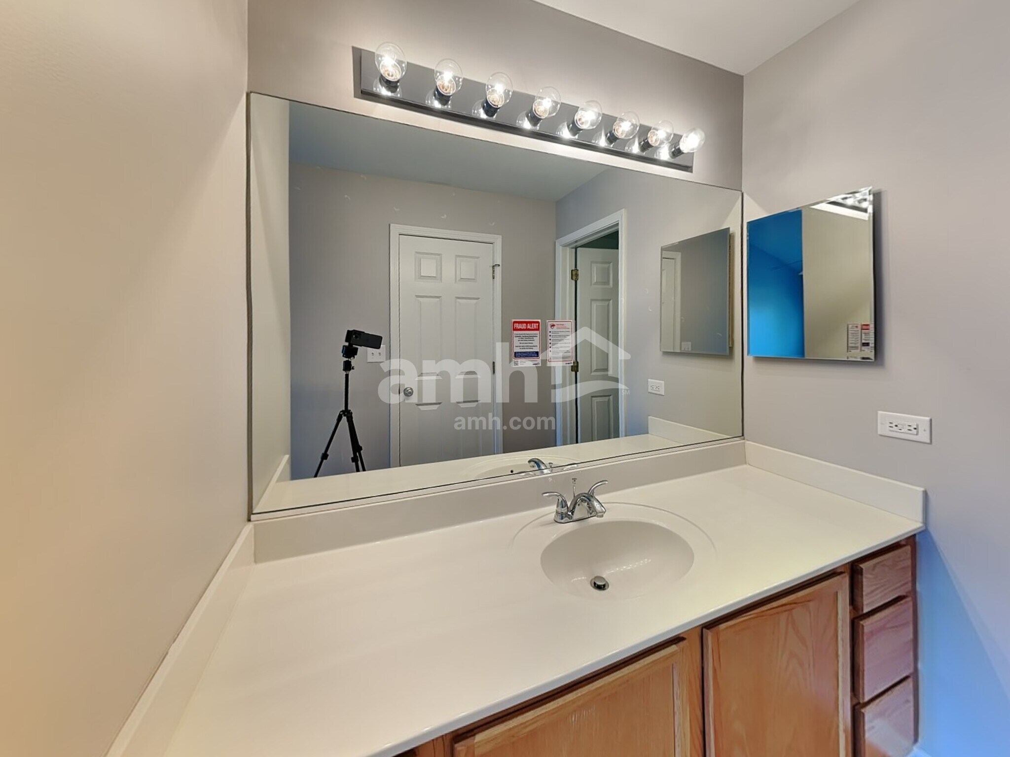 Building Photo - 2923 White Thorn Cir