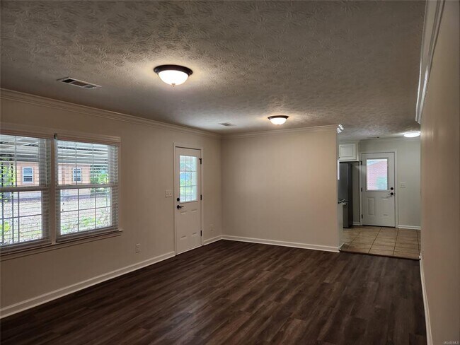 Building Photo - 628 Shadow Ln