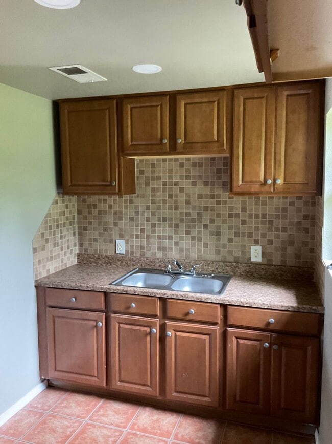 Building Photo - 2 Bed 1 Bath Stone Home in Del City