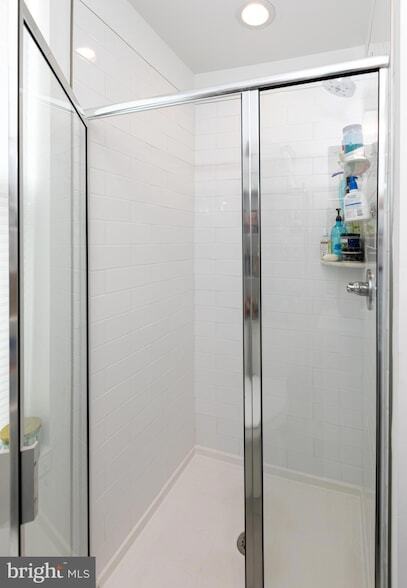 Building Photo - 3123 Beachview Ln