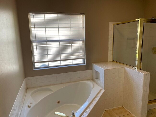 Building Photo - 92 Gleneagles Way