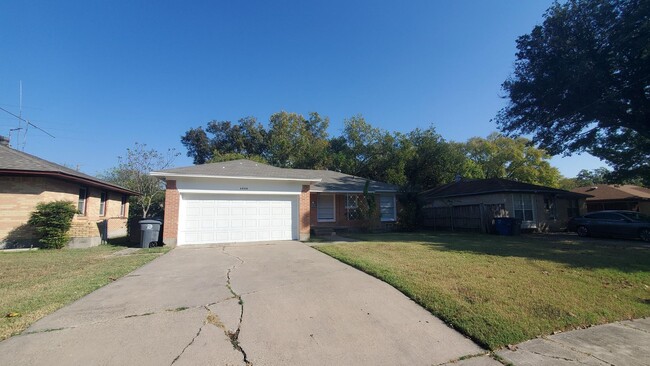 Building Photo - Move in ready Dallas home