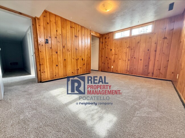 Building Photo - 5 bed 2 bath house - 1 car garage - pet friendly