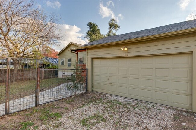 Building Photo - 1300 Crestwood Rd