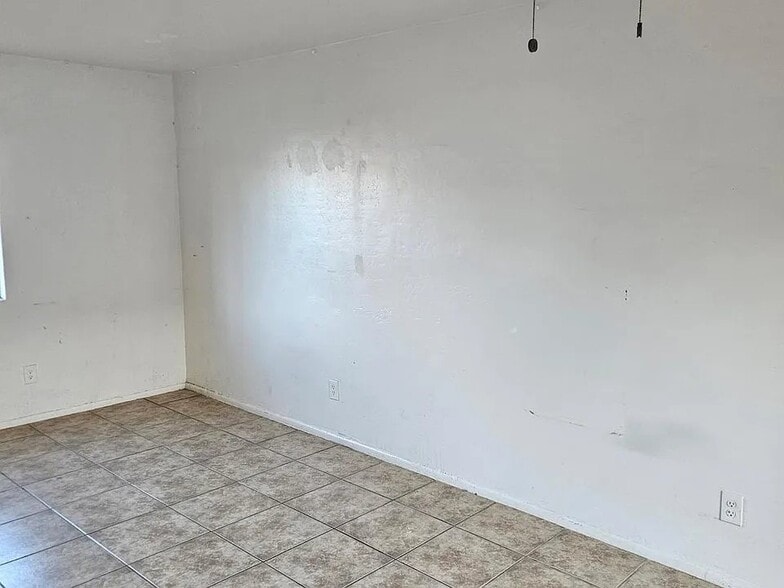 Building Photo - 2847 N 46th Ave