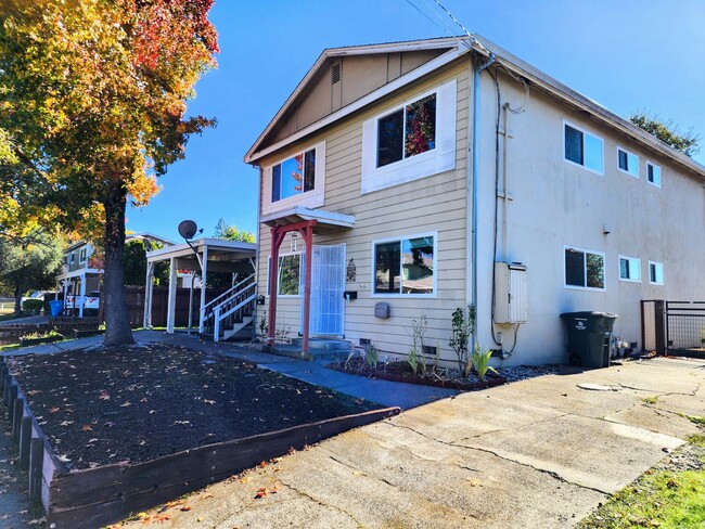 Building Photo - 3 Bedroom Rincon Valley Duplex