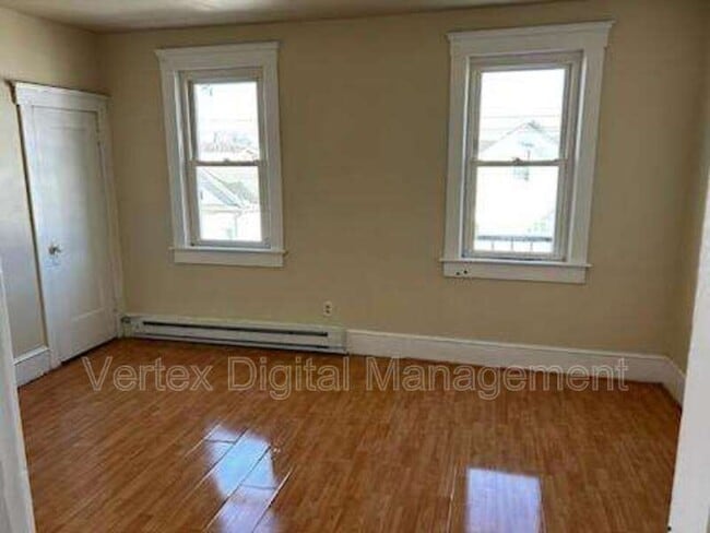 Building Photo - 221 Pine St