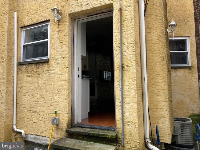 Building Photo - 2445 S Lawrence St