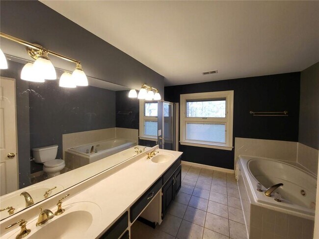 Building Photo - 2438 Kings Ct NE