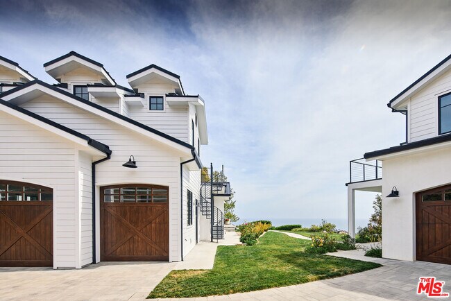 Building Photo - 5561 Horizon Dr