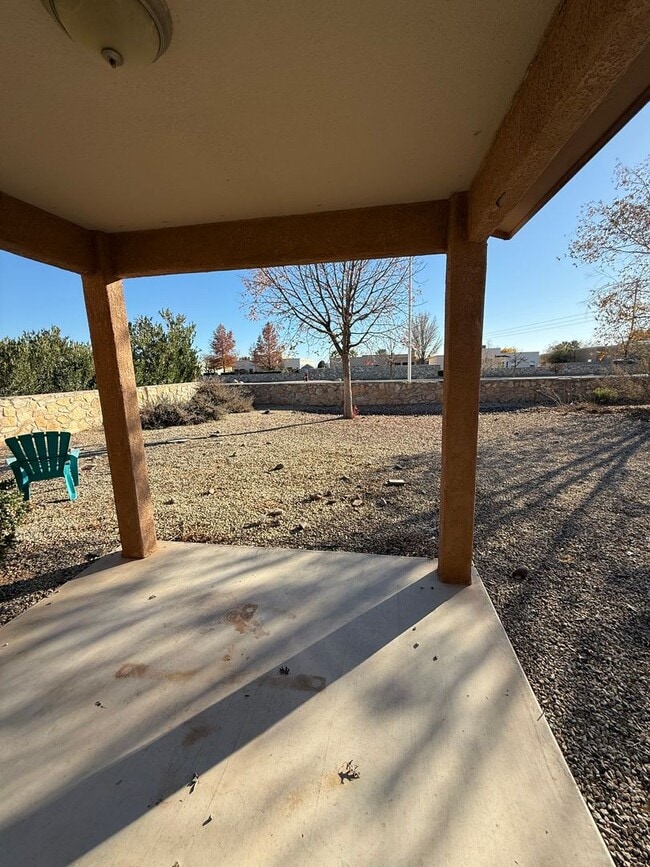 Building Photo - 4 Bedroom, 2 Bathroom House Available Now!